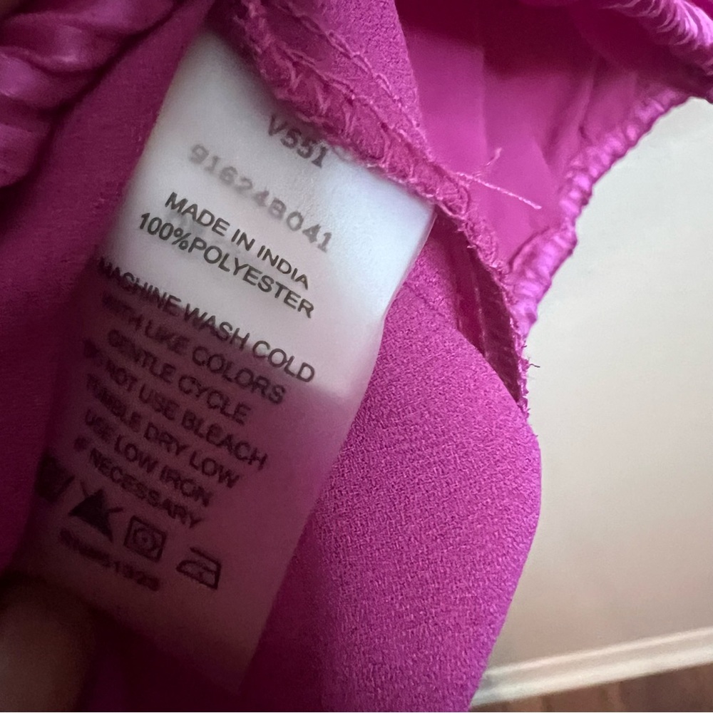 Vince Camuto V-neck Bubble Sleeve Satin Stripe Top in vibrant fuschia Size: M - Picture 4 of 4